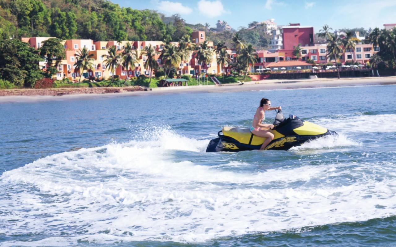 Taj Cidade De Goa Heritage, Goa Santa Cruz Bagian luar foto Jet skiing in Goa