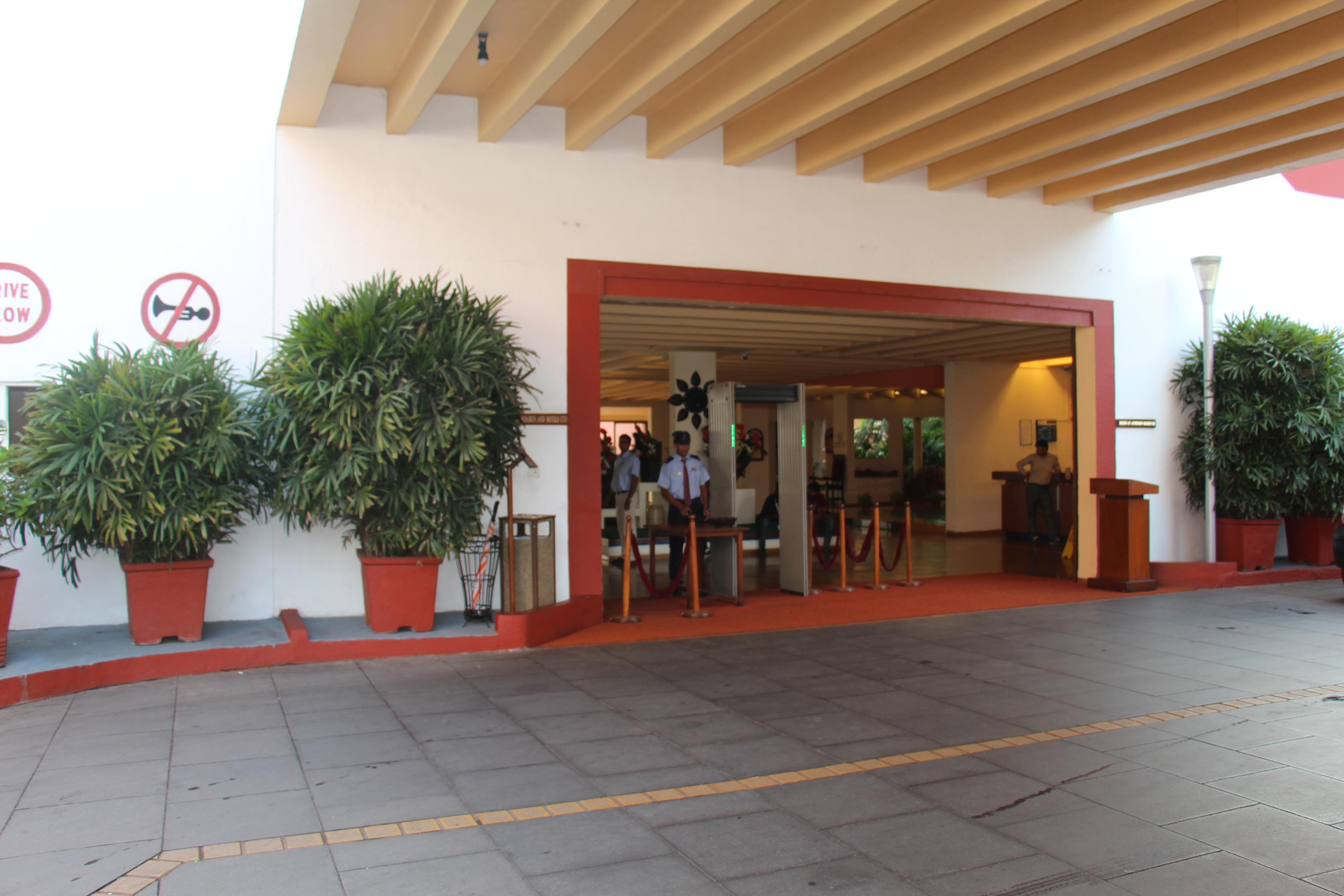 Taj Cidade De Goa Heritage, Goa Santa Cruz Bagian luar foto Entrance to the hotel