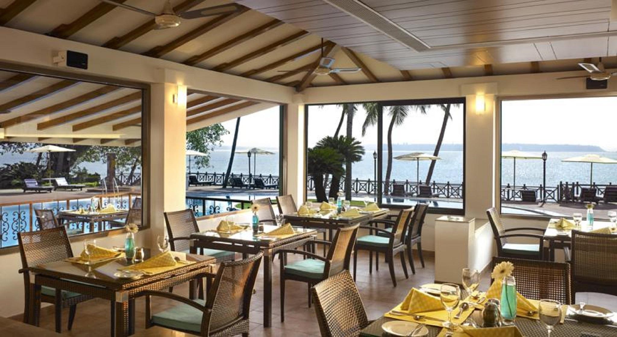 Taj Cidade De Goa Heritage, Goa Santa Cruz Bagian luar foto The Bayview lounge at Mumbai airport