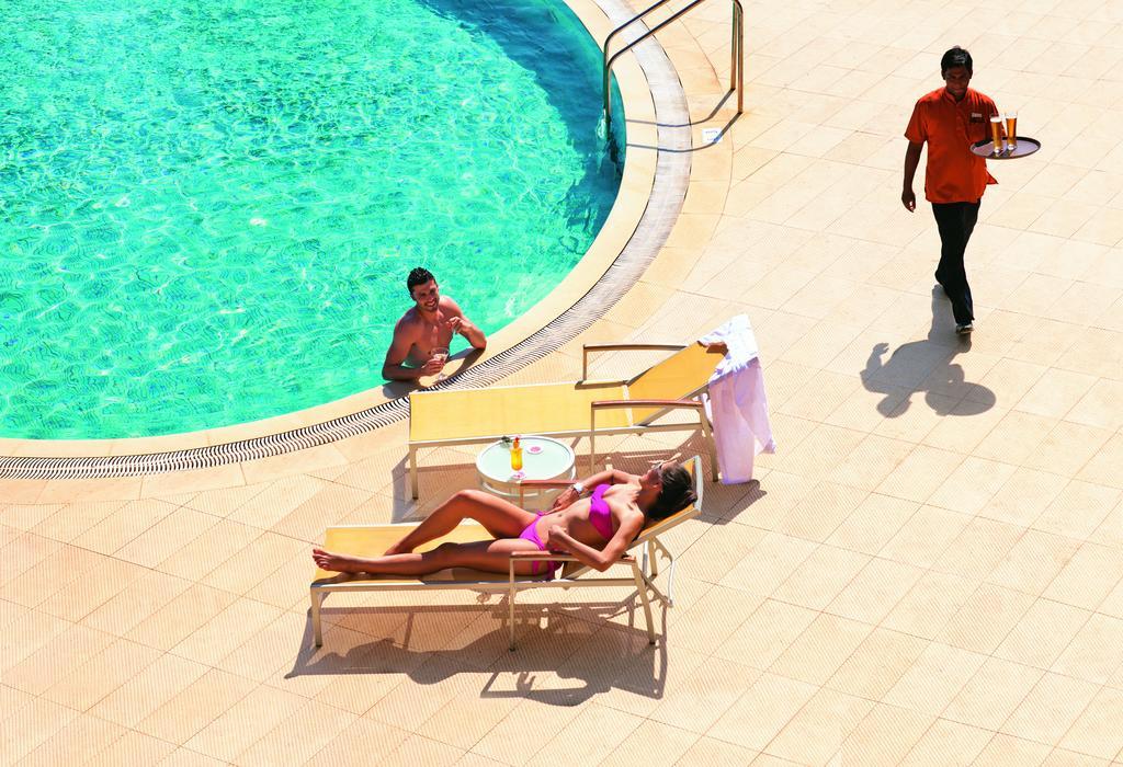 Taj Cidade De Goa Heritage, Goa Santa Cruz Bagian luar foto A poolside butler at the Atlantis Resort