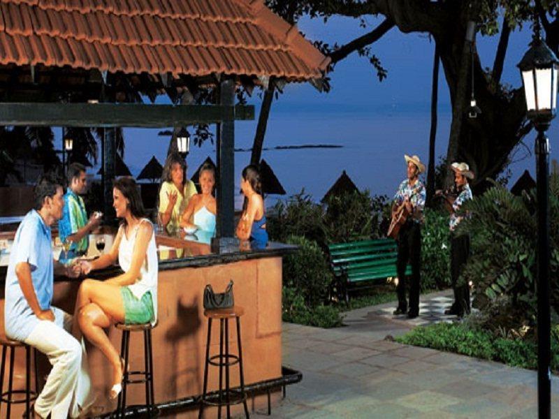 Taj Cidade De Goa Heritage, Goa Santa Cruz Bagian luar foto The bar at the resort